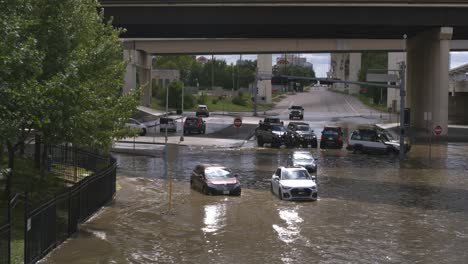 Vista-Por-Drones-De-Automóviles-En-Las-Aguas-De-La-Inundación-Después-De-Que-El-Huracán-Beryl-Azotara-Houston,-Texas