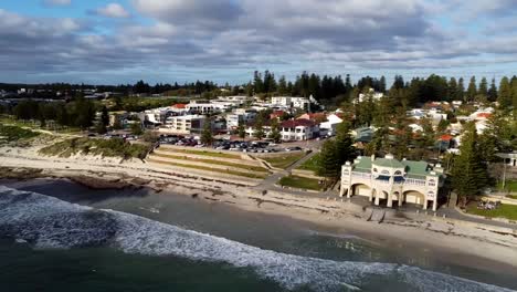 Panorámica-Aérea-De-La-Playa-De-Cotesloe-Y-La-Casa-De-Té-De-Indiana,-Perth,-Australia-Occidental