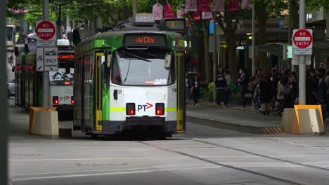 Straßenbahnen-Fahren-Entlang-Der-Von-Bäumen-Gesäumten-Swanston-Street-Im-Geschäftigen-Stadtzentrum-Von-Melbourne