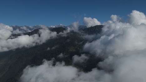 Berge-über-Den-Wolken-In-Nepal