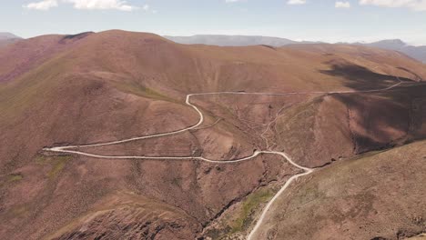 Beautiful-and-dangerous-road-Cuesta-de-Aparzo,-leading-to-Hornocal,-also-known-as-the-'Hill-of-14-Colors