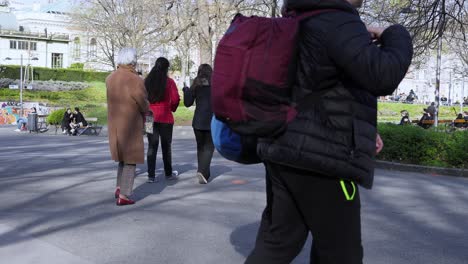 Cold-afternoon-on-the-streets-of-Vienna,-people-bundled-up