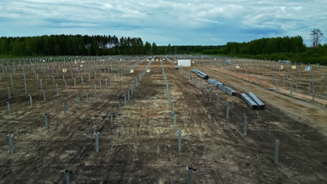 Vista-Aérea-De-Un-Terreno-Deforestado-Para-La-Instalación-De-Un-Campo-De-Paneles-Solares-En-Letonia.