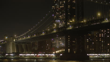 Puente-De-Brooklyn-En-La-Noche,-Horizonte-De-Nueva-York,-Luces-De-La-Ciudad-De-Nueva-York,-Rascacielos-En-El-Fondo