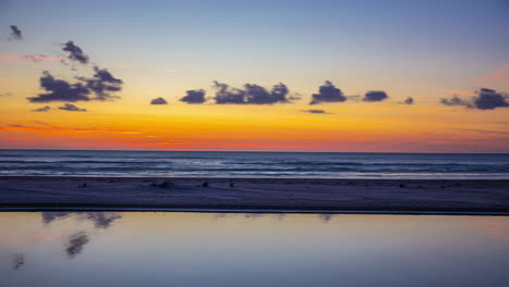 El-Cielo-Del-Atardecer-De-La-Hora-Dorada-Reflejado-En-El-Agua---Timelapse