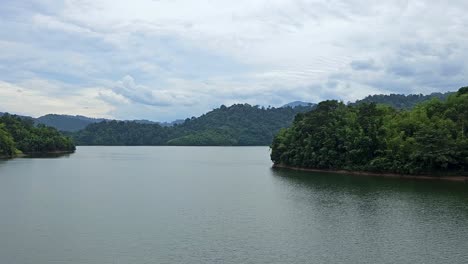 Beautiful-lake-and-green-mountain-natural-scenery-in-Kuala-Kubu-Bharu,-Selangor,-Malaysia