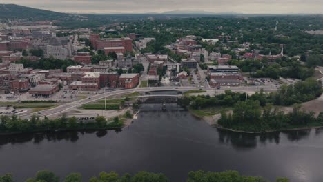 Drone-Vuela-Hacia-La-Atracción-Turística-Les-Chutes-De-Magog-En-Sherbrooke,-Canadá