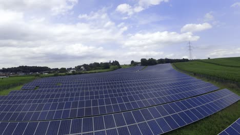 Drones-Volando-Sobre-Los-Paneles-Solares-Instalados-En-Los-Campos,-Sistema-Fotovoltaico-Agrícola,-Estiria,-Austria