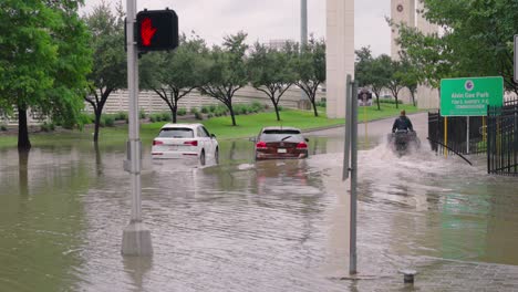 Autos-Stecken-In-Den-Fluten-Fest,-Nachdem-Hurrikan-Beryl-In-Houston,-Texas,-Großflächige-Überschwemmungen-Verursacht-Hat