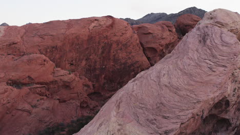 Eine-Luftaufnahme-Eines-Großen-Roten-Sandsteins-In-Nevada-Mit-Einer-Neigungsdrohne-Zeigt-Die-Größe-Seiner-Struktur