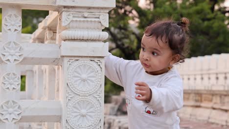 Expresión-Inocente-De-Un-Niño-Lindo-En-El-Patio-Del-Templo-Durante-El-Día-Desde-Una-Perspectiva-única