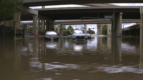 Hurrikan-Beryl-Lässt-Autos-In-Den-Fluten-In-Houston,-Texas,-Stecken-Bleiben