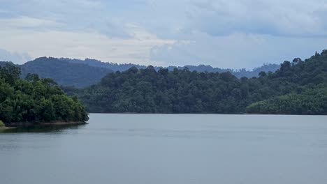 Beautiful-lake-and-green-mountain-natural-scenery-in-Kuala-Kubu-Bharu,-Selangor,-Malaysia