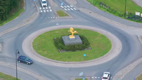 Roundabout-with-golden-standing-unicorn-monument-near-Keskisen-Kyläkauppa