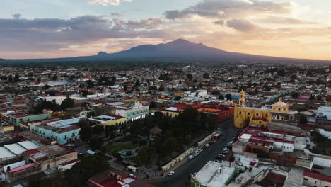 Drone-Volando-Sobre-El-Parque-Juarez-Y-La-Ciudad-De-Huamantla,-Atardecer-En-México