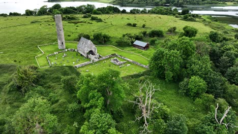 Irlanda-Ubicaciones-épicas-Paisaje-De-Drones-Bosques-Y-Sitio-Religioso-Histórico-En-La-Isla-Sagrada-En-El-Río-Shannon-En-Julio