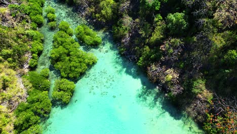 Kayangan-Lake-Pan-Up-From-Boat-To-Mountains-Islands-Near-Coron