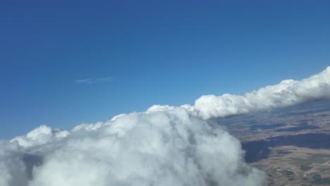 Exklusiver-POV-Flug-In-Perfekt-Blauem-Himmel-Mit-Einigen-Wolken,-Die-Eine-Rechtskurve-Machen