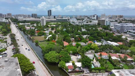 Verkehr-Auf-Der-Autobahn-In-Miami-Beach-Mit-Der-Innenstadt-Im-Hintergrund