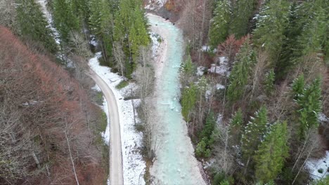 Vista-Aérea-De-Partnachklamm,-Un-Lugar-Pintoresco-Y-Una-Atracción-Natural-En-Alemania,-Cerca-De-Garmisch-Paterkirchen.