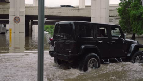 Autos-Stecken-In-Den-Fluten-Fest,-Nachdem-Hurrikan-Beryl-In-Houston,-Texas,-Großflächige-Überschwemmungen-Verursacht-Hat