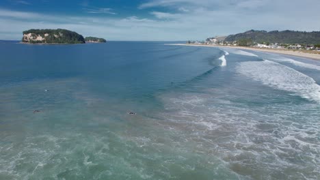 Paisaje-Marino-Escénico,-Playa-De-Whangamata-Y-Isla-Clark-En-Coromandel,-Nueva-Zelanda---Retroceso-Aéreo