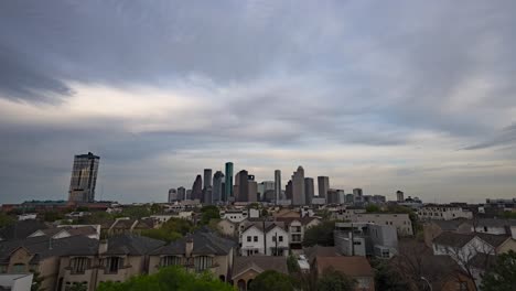 Zeitraffer-Der-Skyline-Von-Houston-Unter-Wechselnden-Wolken,-Der-Die-Dynamische-Energie-Und-Zersiedelung-Der-Stadt-In-Einem-Faszinierenden-Spiel-Aus-Licht-Und-Schatten-Einfängt