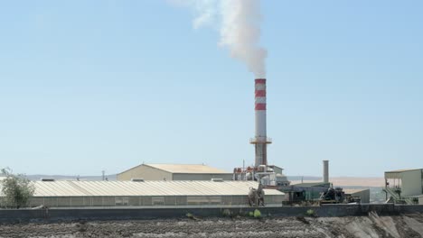 Blick-Auf-Eine-Industriefabrik-Mit-Einem-Rauchenden-Schornstein