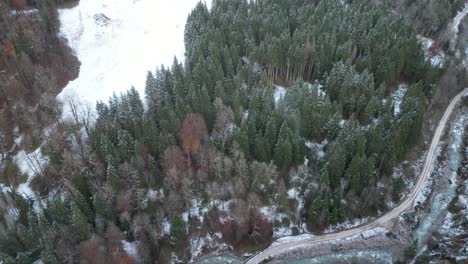 Vista-Aérea-De-Partnachklamm,-Un-Lugar-Pintoresco-Y-Una-Atracción-Natural-En-Alemania,-Cerca-De-Garmisch-Paterkirchen.