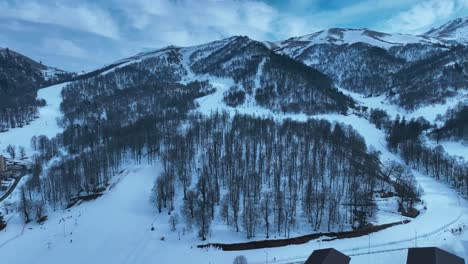 Una-Serena-Tarde-De-Invierno-En-Un-Resort-De-Montaña,-Con-Un-Suave-Tono-Azul-Que-Envuelve-El-Paisaje-Nevado,-Creando-Una-Escena-Tranquila-Y-Pintoresca