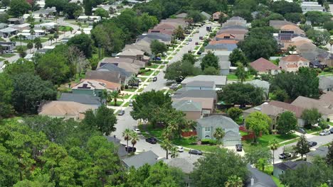 Aerial-approaching-shot-of-suburban-neighborhood-with-single-family-homes-of-Florida,-USA