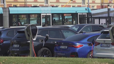 Laden-Von-Elektro--Und-Plug-in-Hybridautos-Beim-Händler-Der-Marke-BMW