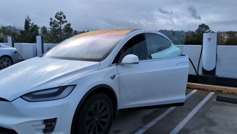 Tesla-Model-3-S-Weiß,-Supercharger-Ladestandort-In-Auckland,-Neuseeland