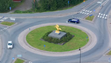 Roundabout-with-golden-standing-unicorn-monument-near-Keskisen-Kyläkauppa