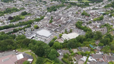 Drone-view-of-the-center-of-Okehampton-town-in-Devon,-UK,-showing-residential-and-commercial-buildings