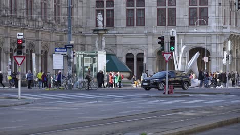 Straße-Geprägt-Durch-Verkehrselemente-Und-Geschäfte-In-Wien