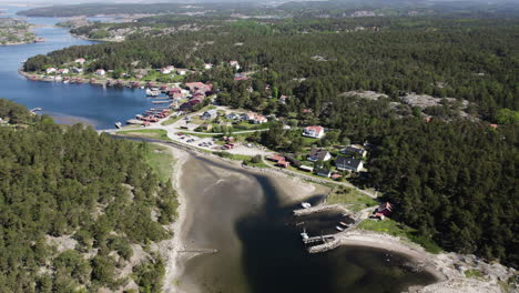 Scenic-Coastal-Villages-And-Pier-In-Salto-Island,-Strömstad,-Karlskrona,-Sweden