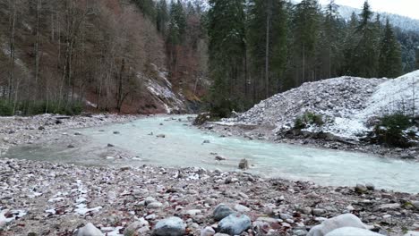 Vista-Aérea-De-Partnachklamm,-Un-Lugar-Pintoresco-Y-Una-Atracción-Natural-En-Alemania,-Cerca-De-Garmisch-Paterkirchen.