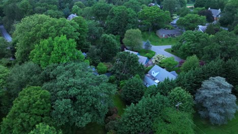 Vista-Aérea-De-Costosas-Mansiones-Y-Villas-En-Una-Zona-Idílica-De-La-Ciudad-Americana