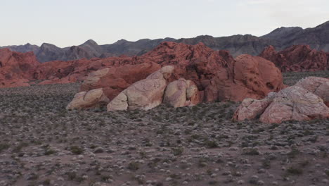 Filmische-Rückziehluftaufnahme-Von-Roten-Sandsteinfelsen-Im-Valley-Of-Fire,-Nevada