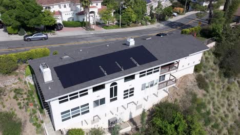 Paneles-Solares-En-La-Azotea-De-Una-Costosa-Casa-En-Una-Colina-En-Los-Ángeles,-California.