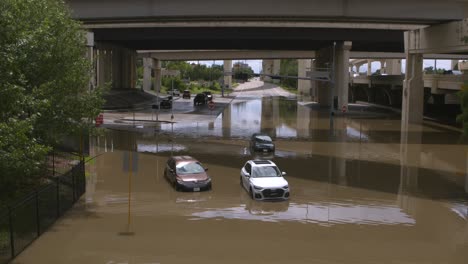 Vista-Por-Drones-De-Automóviles-En-Las-Aguas-De-La-Inundación-Después-De-Que-El-Huracán-Beryl-Azotara-Houston,-Texas