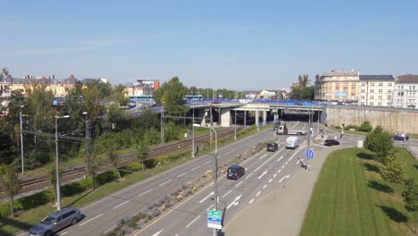 Puente-Frydlantske-Mosty-En-Ostrava,-Cerca-De-Karolina,-Con-Tranvía-Y-Coches.