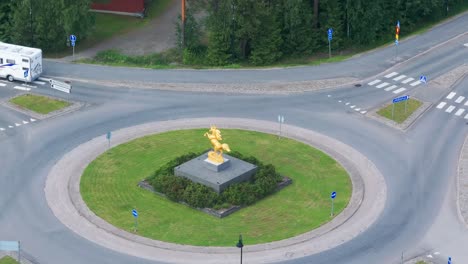 Roundabout-with-golden-standing-unicorn-monument-near-Keskisen-Kyläkauppa