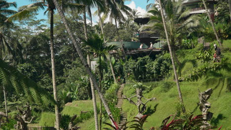 Menschen-Im-Berühmten-Cretya-Ubud-Von-Alas-Harum-In-Bali,-Indonesien