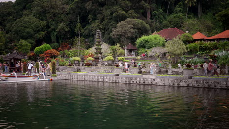 Residentes,-Visitantes-Y-Turistas-Disfrutando-Del-Palacio-Del-Templo-Del-Agua-De-Tirta.