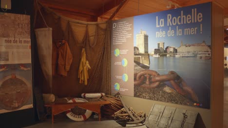 Exposición-Que-Muestra-La-Historia-Marítima-De-La-Rochelle-En-Un-Museo-En-Francia