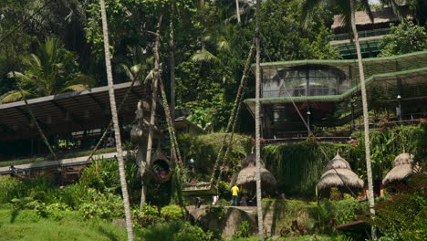 Famosos-Columpios-Y-Otras-Atracciones-Turísticas-En-Alas-Harum-Bali-En-Indonesia