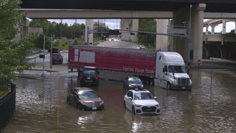 Vista-Por-Drones-De-Automóviles-En-Las-Aguas-De-La-Inundación-Después-De-Que-El-Huracán-Beryl-Azotara-Houston,-Texas