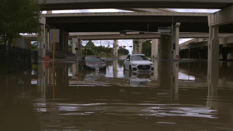 Hurrikan-Beryl-Lässt-Autos-In-Den-Fluten-In-Houston,-Texas,-Stecken-Bleiben